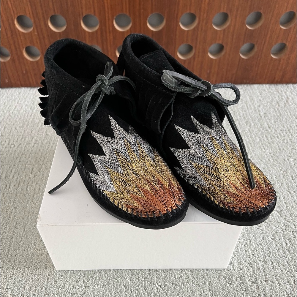 MINNETONKA X MOTHER // Moccasins. SIZE 6. Embroidered. Black Suede.